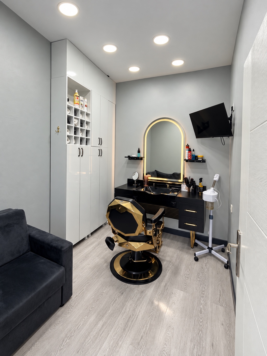 By Şehir Barber’ın altın detaylı koltuğu ve bakım alanı