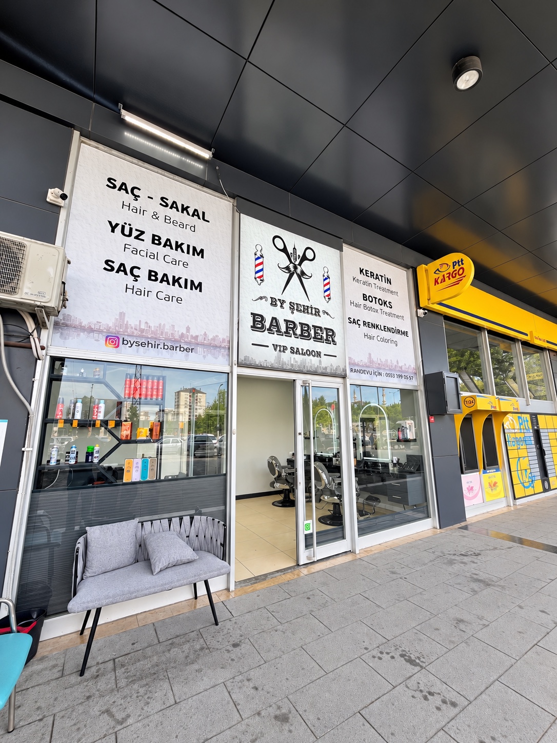 By Şehir Barber salon girişinin yandan görünümü