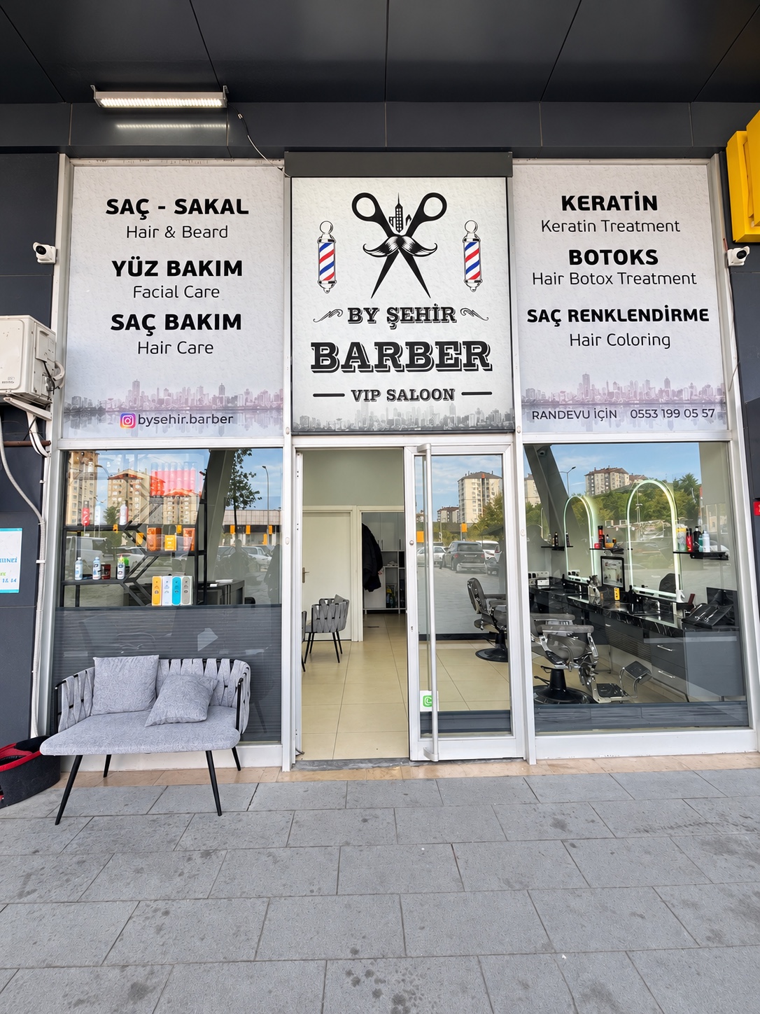 By Şehir Barber tabelası ve salonun önden görünümü
