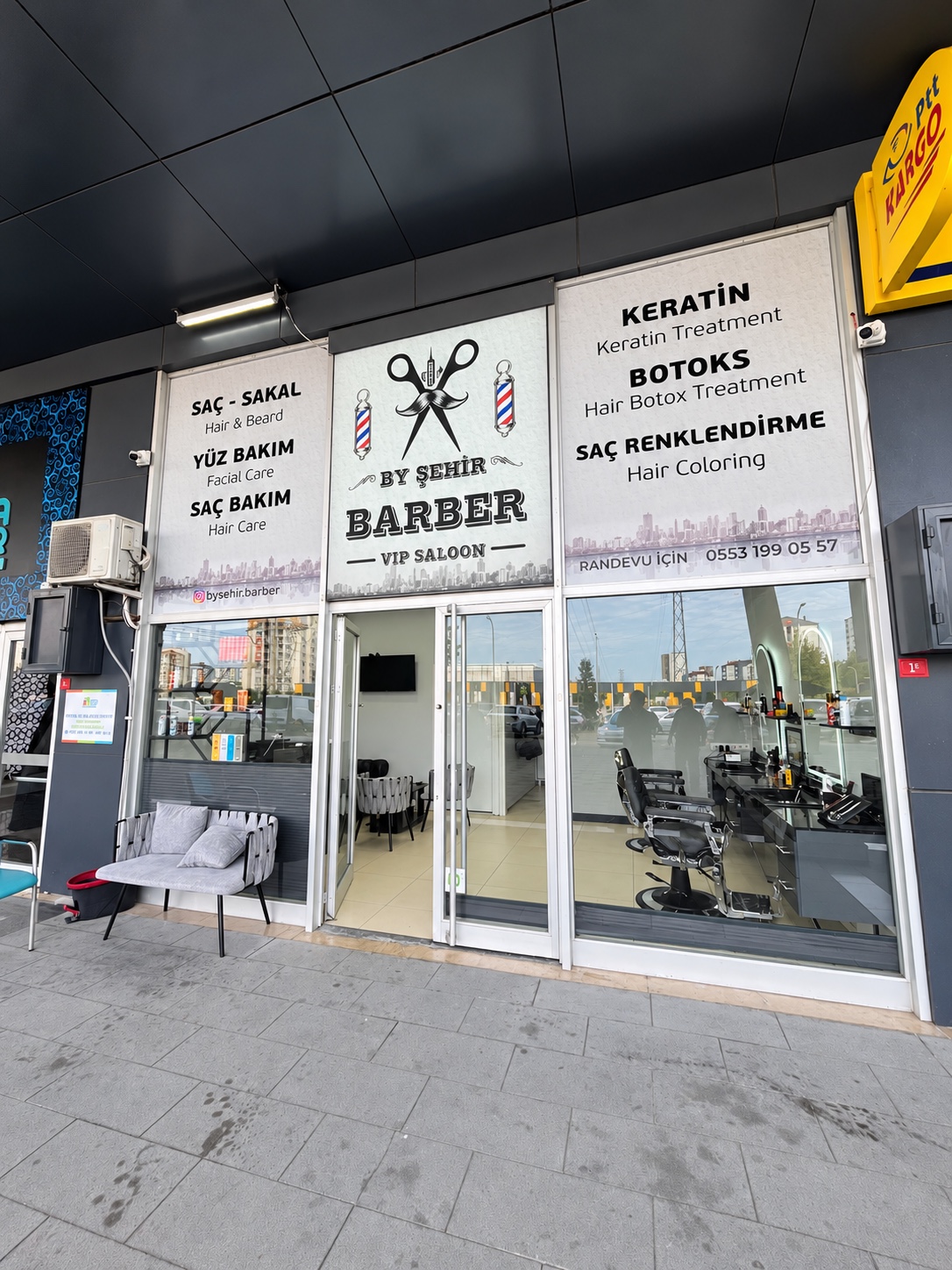 By Şehir Barber salonunun dış cephesi ve cam vitrini