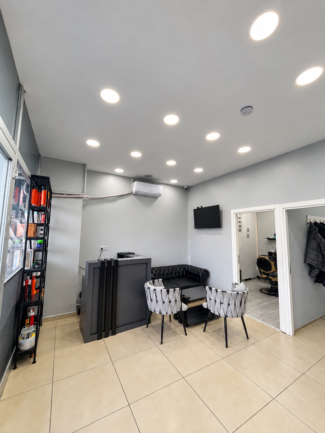 By Şehir Barber resepsiyonu ve oturma alanı